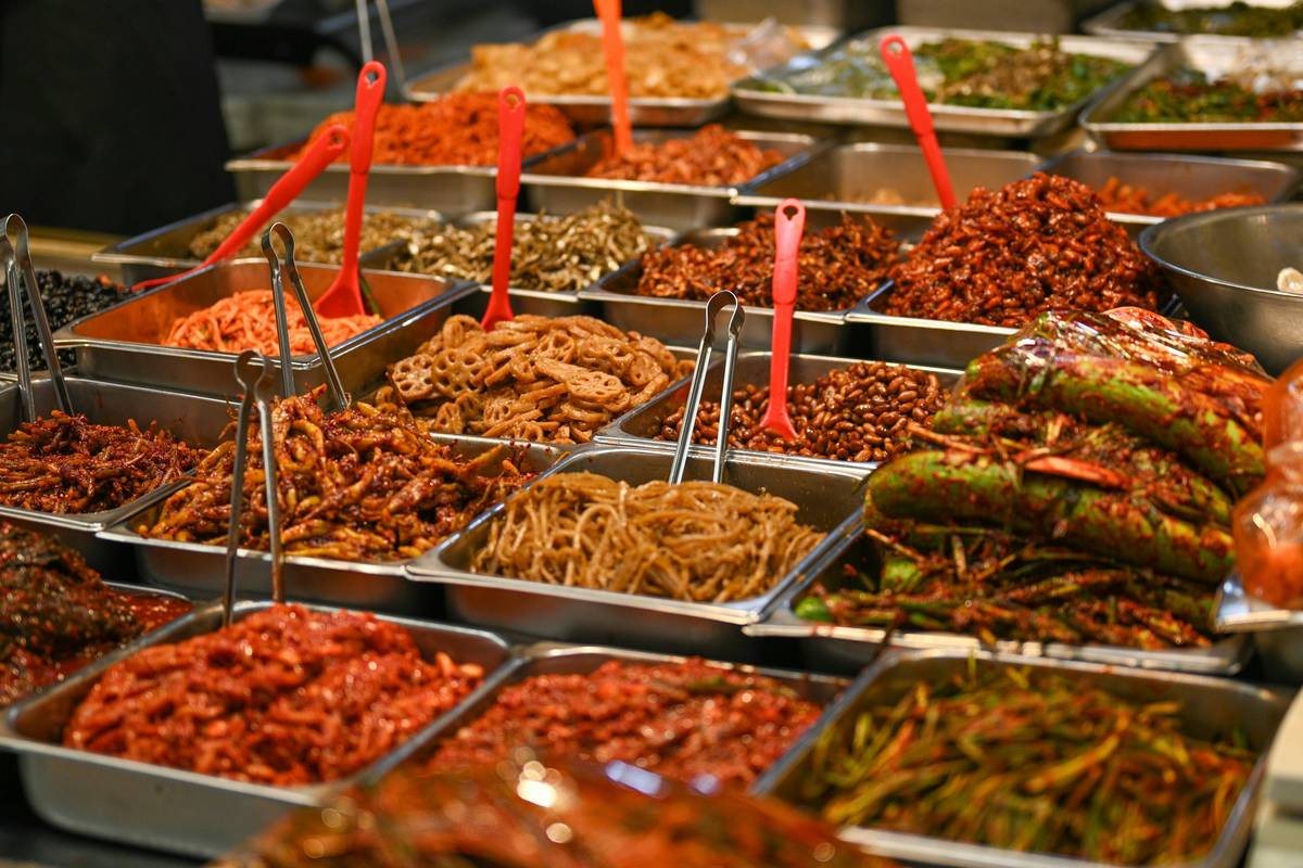 digestive health healthy eating what should: woman enjoying gut-friendly meal with fermented vegetables and oats