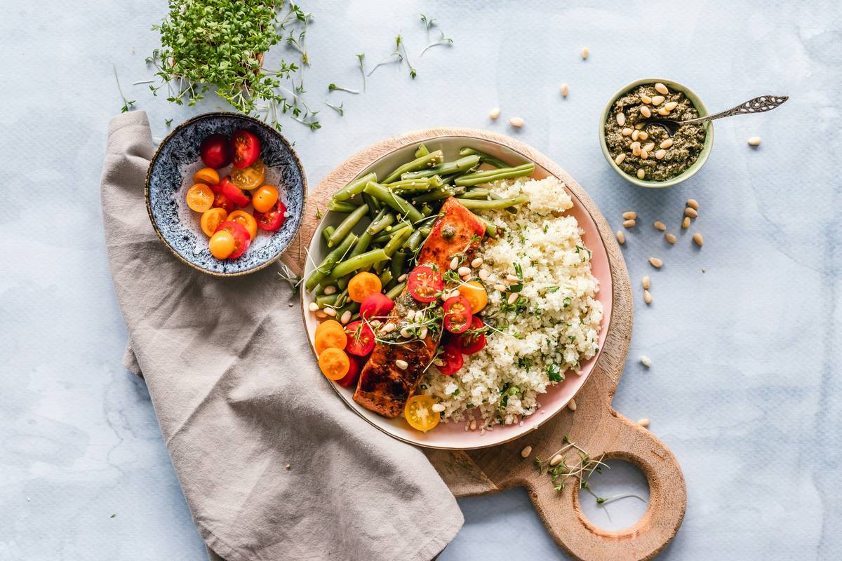 eating healthy meal plans for beginners featuring colorful bowls of grains, veggies, lean protein, and fruit arranged on a kitchen counter