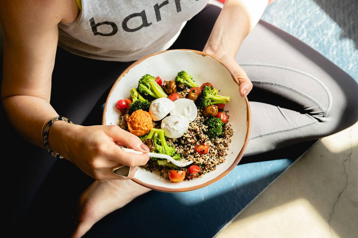 Digestive health healthy eating what to include: colorful plate with cooked vegetables, lean protein, and fermented foods like yogurt